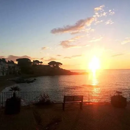 Beachfront Calella Duplex * Палафружель